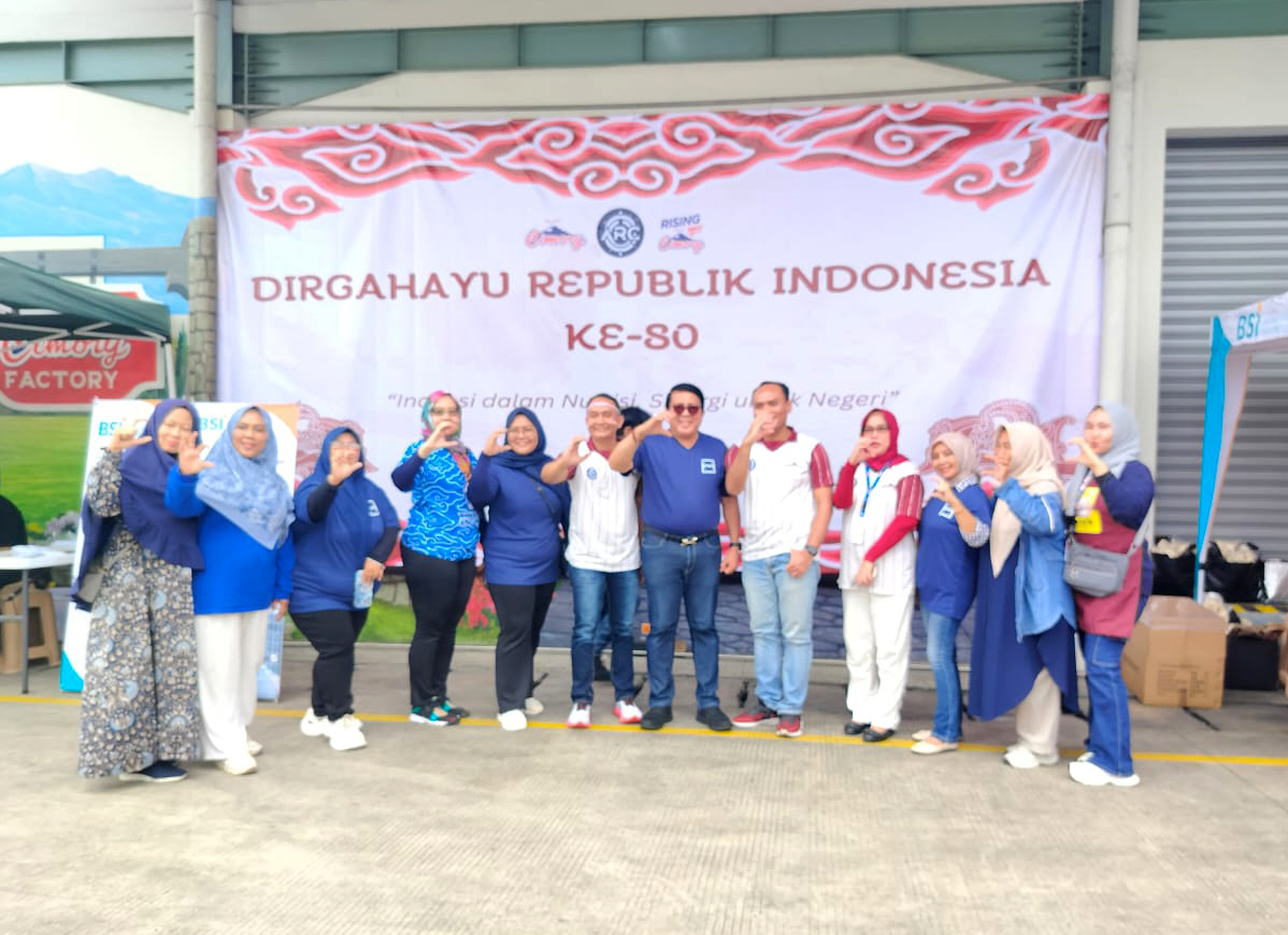 Mengunjungi acara Bazar UMKM Binaan DPK APINDO Kabupaten Bogor, Foto Bersama dengan Manajemen PT. Cisarua Mountain Dairy, Tbk. dan Peserta Bazar UMKM pada Perayaan HUT RI ke 80.